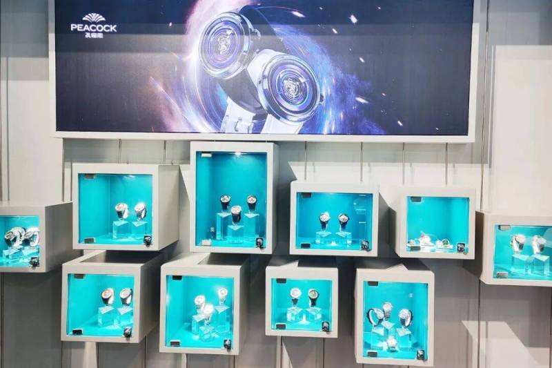 孔雀三维立体双球陀首秀亮相· 精密出圈，孔雀表业集团闪耀2025年香港钟表展！