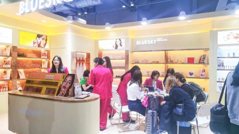 双馆齐绽,载誉而归!广州蓝之天闪耀2025香港亚太区美容展,精彩收官!
