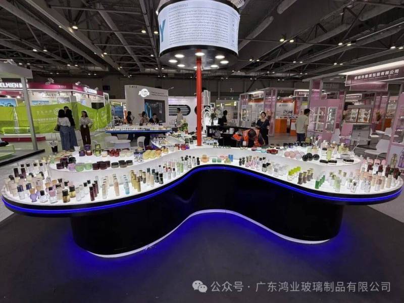 广东鸿业玻璃参展2025年亚太区美容展DAY1|玻璃包材“颜值+实力”担当来啦!