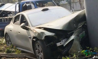 小米SU7正常行驶时遭面包车强行变道“逼”入绿化带，与桥墩相撞致前部严重损毁