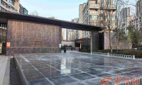 西安某小区顶层业主拆除原有楼板加建 致楼下卧室墙面现三条裂痕