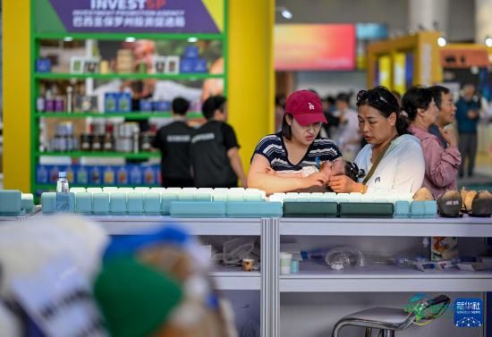 8月29日,观众在第五届中蒙博览会上选购商品。新华社记者 连振 摄