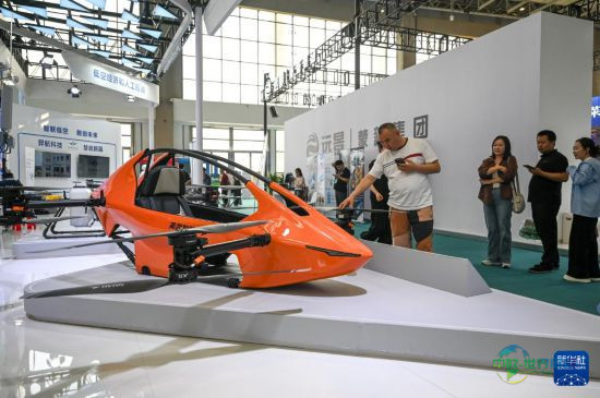8月29日,观众在第五届中蒙博览会低空经济展区参观。新华社记者 连振 摄