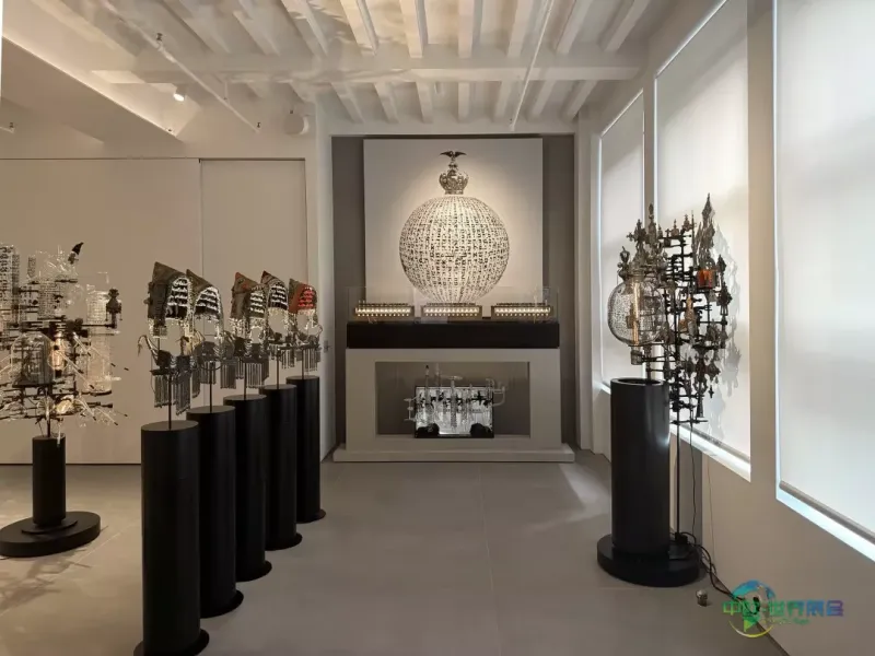 新德里国际艺术展上的跨文化艺术对话：Ghiora Aharoni在印度艺术展上的探索