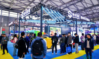 9.9万元！无人环卫清扫机器人新品面世 撬动千亿基层清洁市场