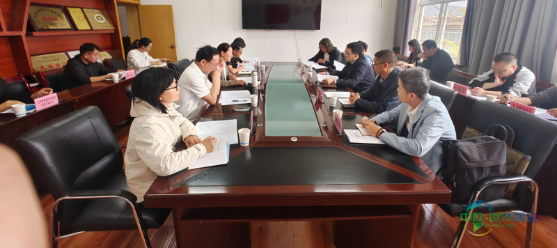 2026年4月23日,香港文博会云南馆执委会赴鹤庆县进行银饰银器产品招展招商座谈,文博会副主席、云南馆执委会主任、云南省民族商会会长杨振出席活动,鹤庆县副县长辛钰香出席会议。