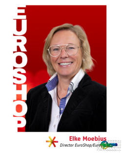 Elke Moebius的肖像，她是EuroShop/EuroCIS总监，背景为红色，带有垂直的“EUROSHOP”字样；版权图形：beta-web GmbH