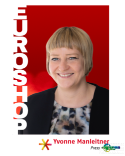 EuroShop新闻与公关经理Yvonne Manleitner的肖像，背景为红色，带有垂直的“EUROSHOP”字样；版权图形：beta-web GmbH