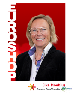 EuroShop/EuroCIS总监埃尔克·莫比乌斯肖像照，红色背景配以垂直排列的