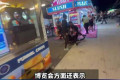 美国一场博览会上爆发大规模群殴事件，青少年对眼前人群无差别殴打，混乱中一名警察受伤，七人被逮捕