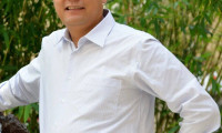 知名作家王新军因病猝然离世，享年57岁，曾连续三届入选“甘肃小说八骏”，毕生深耕西北大地