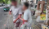 安徽一位老人拿走钢筋欲当废品卖，遭失主追赶讨要。老人鞠躬致谢却不肯归还，失主强行取回：“这钢筋不能给你，我还要用。”