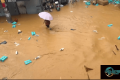 温州多家制鞋厂遭遇水淹，大量成品鞋被冲上街道，工厂负责人称近万双鞋损失殆尽！有人竟在积水中直播卖鞋，吸引超两万人在线观看