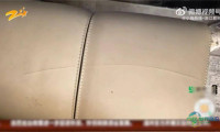 杭州一名女子两年间花费40万租房，退租之际房东却欲扣押金并要求更换全新家具；租客回应：已耗资两千多元进行清洁，但难以复原至原状；房东则反驳：所做并非修复而是遮瑕