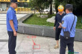 广东东莞：男子吸烟后随手丢弃烟头 被罚款100元