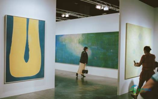美国迈阿密国际艺术展：Art Basel公布2026迈阿密海滩展会阵容与展厅新布局。